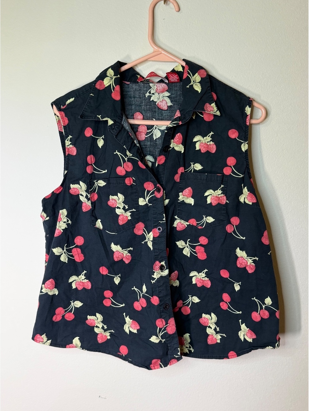Gloria Vanderbilt Women's Sleeveless Button-Up Shirt XL Black Strawberry Cherry